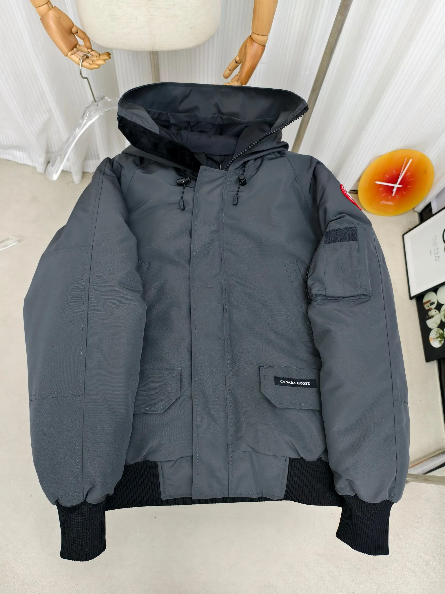 P720 ————2050M model/new 01 model (high version) Canada goose Canada Goose Chilliwack bomber jacket is one of our popular styles. The upgraded version adopts streamlined hood details and improved trimmings. The Chilliwack bomber jacket was originally designed for pilots in the post-war no-man's land in northern Canada. It is durable, warm and easy to move. The inside is filled with white duck down, which has higher thermal insulation performance. Chilliwack's iconic style, enduring popularity, is a popular jacket from Canada Goose. Customize your parka with our variety of interchangeable hood trim accessories to extend the coverage of your hood. Hip-length, the bomber jacket's knitted cuffs and hem are mid-length for freedom of movement. Rib knit cuffs and hem improve fit and seal in heat.  2050M is an upgraded version of the old version 01. Color: black, gray, off-white, navy. Size: XS-2XL